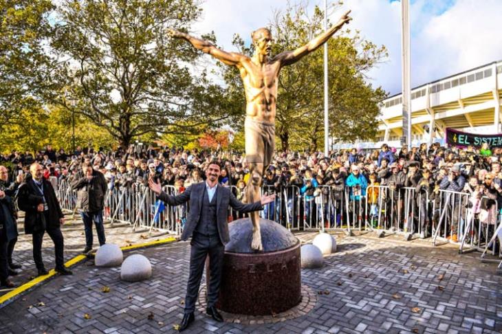 Ibrahimovic unveils his statue in Malmö Ibrahimovic unveils his statue in Malmö